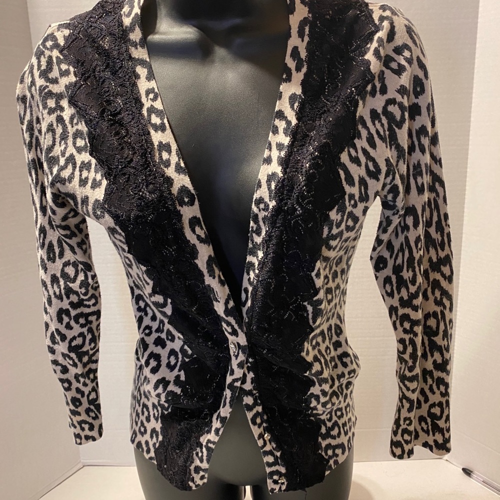Half sleeve sweater with black lace trim